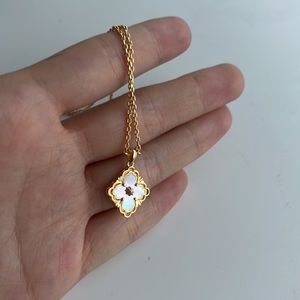 Brand new lucky elegant romantic white pearl necklace